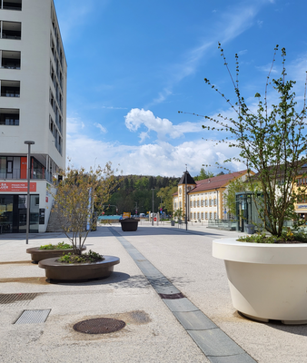 Pflanz-Kübel und Schalen mit Sitzgelegenheit verschönern das Stadtzentrum.  | © Stadt Geretsried