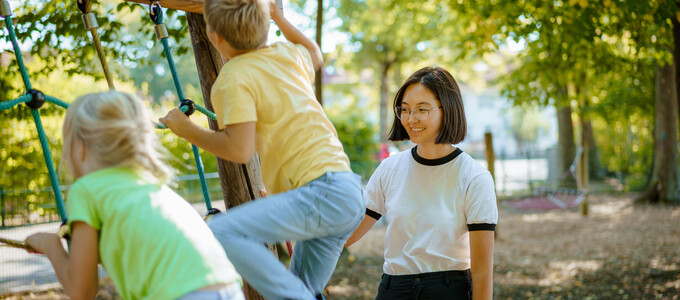 Kinder spielen am Klettergerüst unter Aufsicht einer Betreuerin.  | © Mike Nimtsch