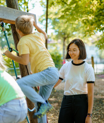 Kinder spielen am Klettergerüst unter Aufsicht einer Betreuerin.  | © Mike Nimtsch