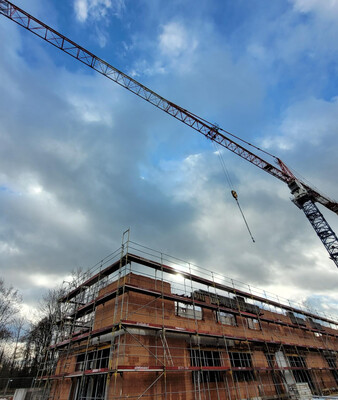 Rohbau von außen mit Kran | © Stadt Geretsried