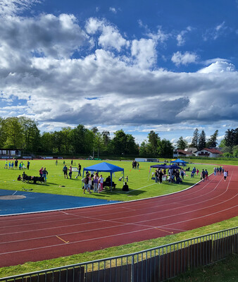 Sportplatz mit Info-Ständen der Vereine beim Kinder- und Jugendtag 2024 | © Stadt Geretsried