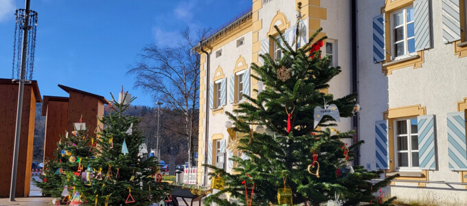 Drei geschmückte Tannenbäume vor dem Rathaus Geretsried | © Stadt Geretsried