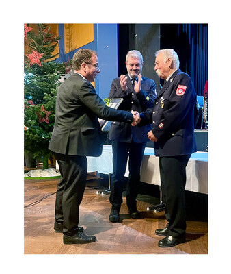 Erster Bürgermeister Michael Müller überreicht Alfred Herbrik die Urkunde | © Stadt Geretsried