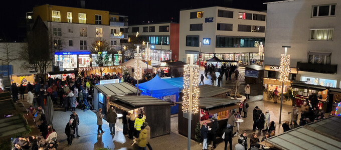 Blick von oben auf die Hütten des Christkindlmarktes am Karl-Lederer-Platz | © Stadt Geretsried