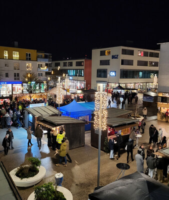 Blick von oben auf die Hütten des Christkindlmarktes am Karl-Lederer-Platz | © Stadt Geretsried