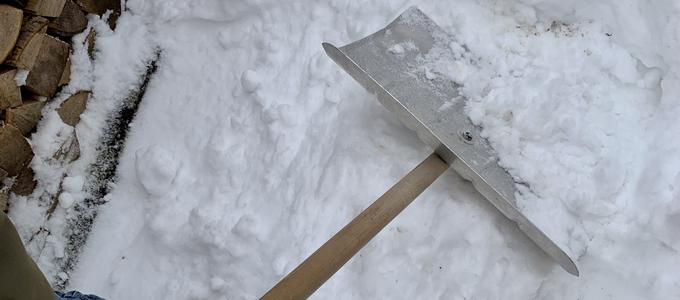 Schnee wird mit einer Schaufel weggeschoben | © Stadt Geretsried