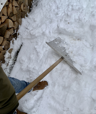 Schnee wird mit einer Schaufel weggeschoben | © Stadt Geretsried