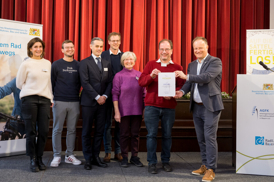 Erster Bürgermeister Michael Müller nimmt die Urkunde entgegen. | © AGFK Bayern / Tobias Hase