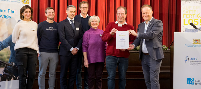 Erster Bürgermeister Michael Müller nimmt die Urkunde entgegen. | © AGFK Bayern / Tobias Hase