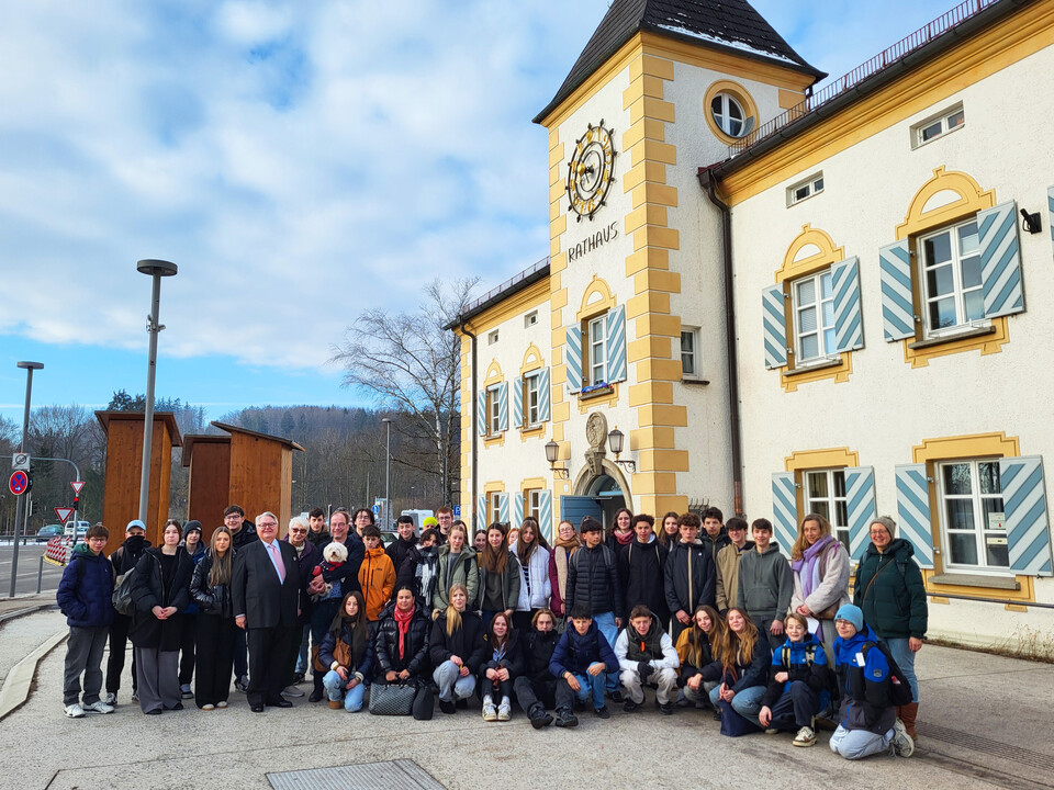 Gruppe französischer Schülerinnen und Schüler sowie Bürgermeister vor dem Rathaus Geretsried | © Stadt Geretsried