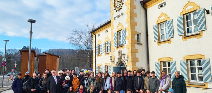 Gruppe französischer Schülerinnen und Schüler sowie Bürgermeister vor dem Rathaus Geretsried | © Stadt Geretsried