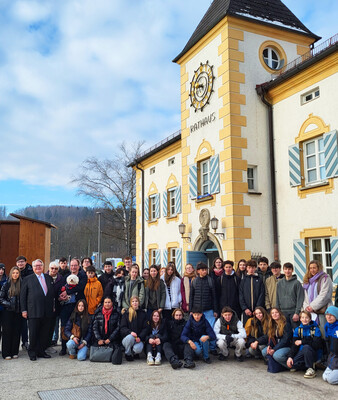 Gruppe französischer Schülerinnen und Schüler sowie Bürgermeister vor dem Rathaus Geretsried | © Stadt Geretsried