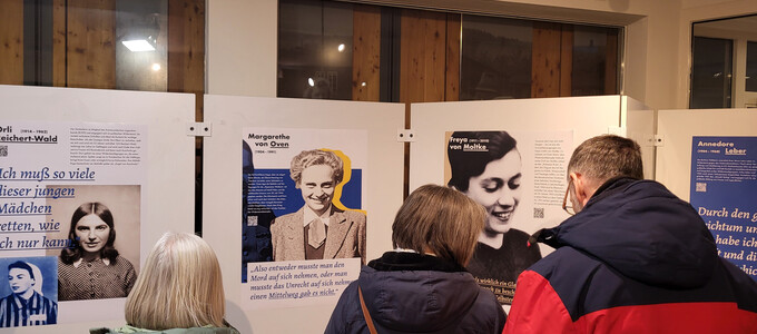 Besucherinnen bei der Ausstellungseröffnung im Foyer des Museums | © Stadt Geretsried