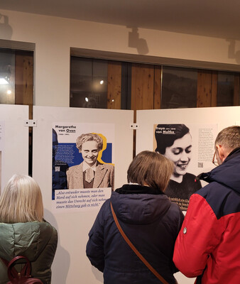 Besucherinnen bei der Ausstellungseröffnung im Foyer des Museums | © Stadt Geretsried