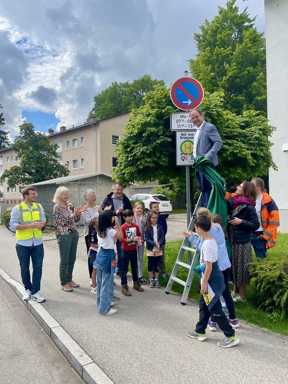 Erster Bürgermeister Michael Müller enthüllt das Schild zur neuen Hol- und Bringzone. | © Stadt Geretsried