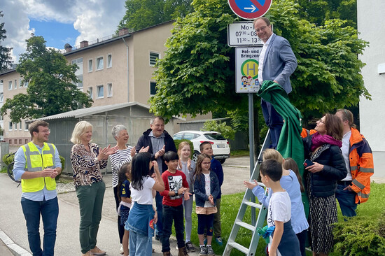 Erster Bürgermeister Michael Müller enthüllt das Schild zur neuen Hol- und Bringzone. | © Stadt Geretsried