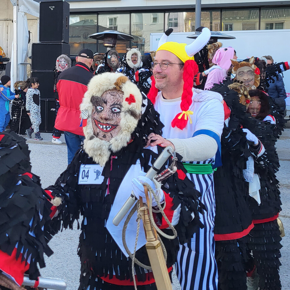 Erster Bürgermeister Michael Müller verkleidet als Obelix mit Urzeln beim Faschingstreiben | © Stadt Geretsried