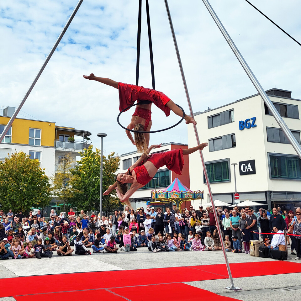 Zwei Akrobatinnen zeigen Ihr Können am Trapez auf dem Karl-Lederer-Platz | © Stadt Geretsried