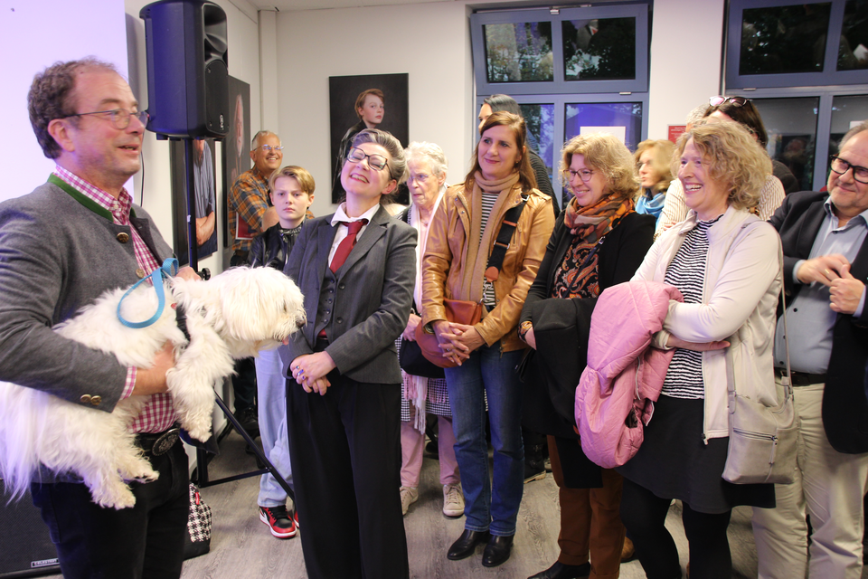 Erster Bürgermeister Michael Müller bei der Vernissage mit Künstlerin Justine Bittner und Gästen | © Stadt Geretsried