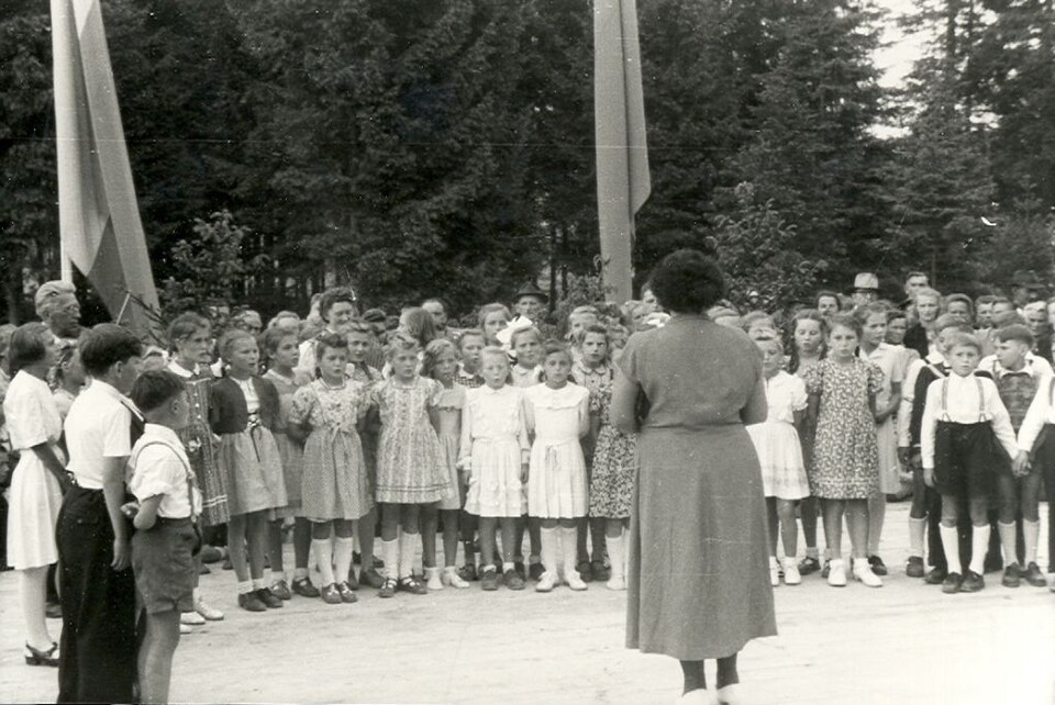 Ein Kinderchor singt bei der Gemeindegründungsfeier 1950 | © E.Rosnitschek / Stadtarchiv Geretsried