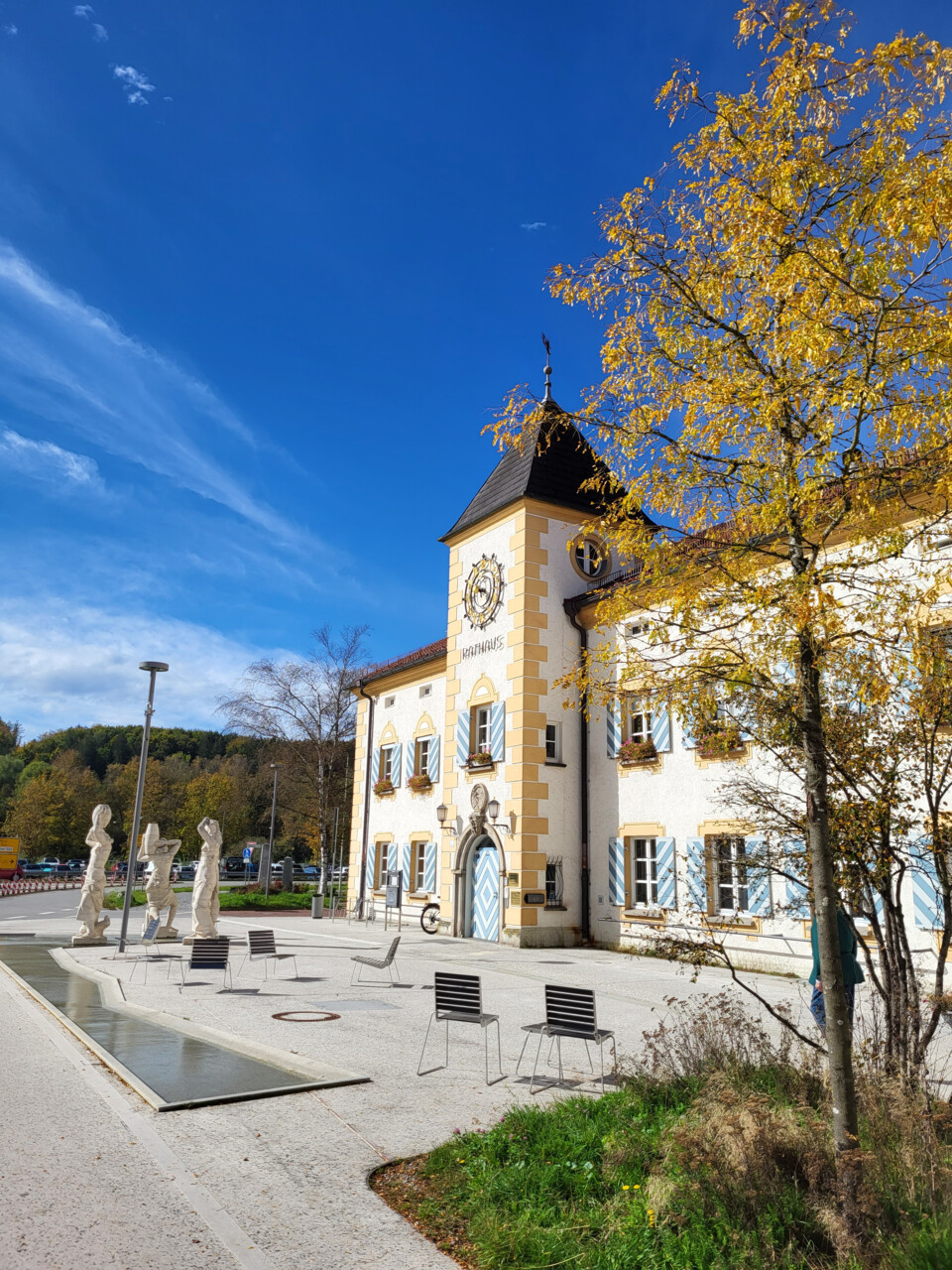 Das Geretsrieder Rathaus im Herbst | © Stadt Geretsried